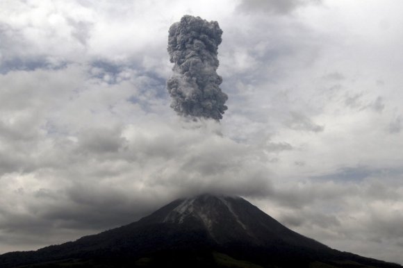 Volcano Spawns Terrifying Tornado-Like Twisters [GIFS]1