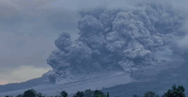 Volcano Spawns Terrifying Tornado-Like Twisters【GIFS】