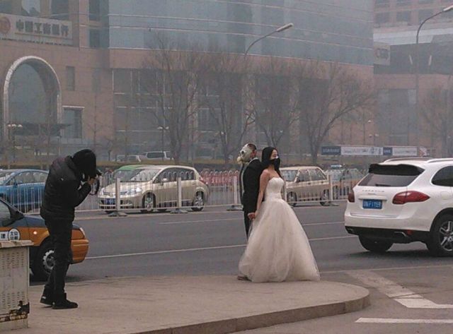 Chinese couple braves toxic smog for wedding photos, look like something out of a horror movie