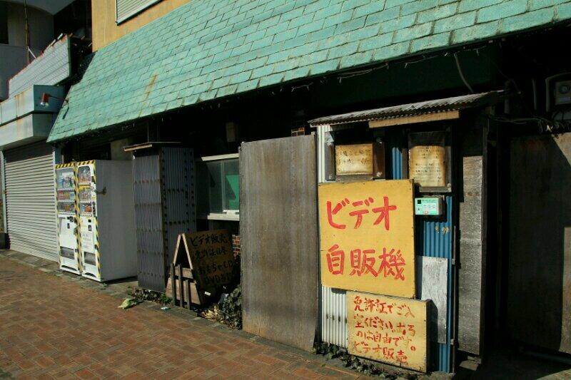 Aged vending machine in Tokyo appears to sell stag beetles SoraNews24