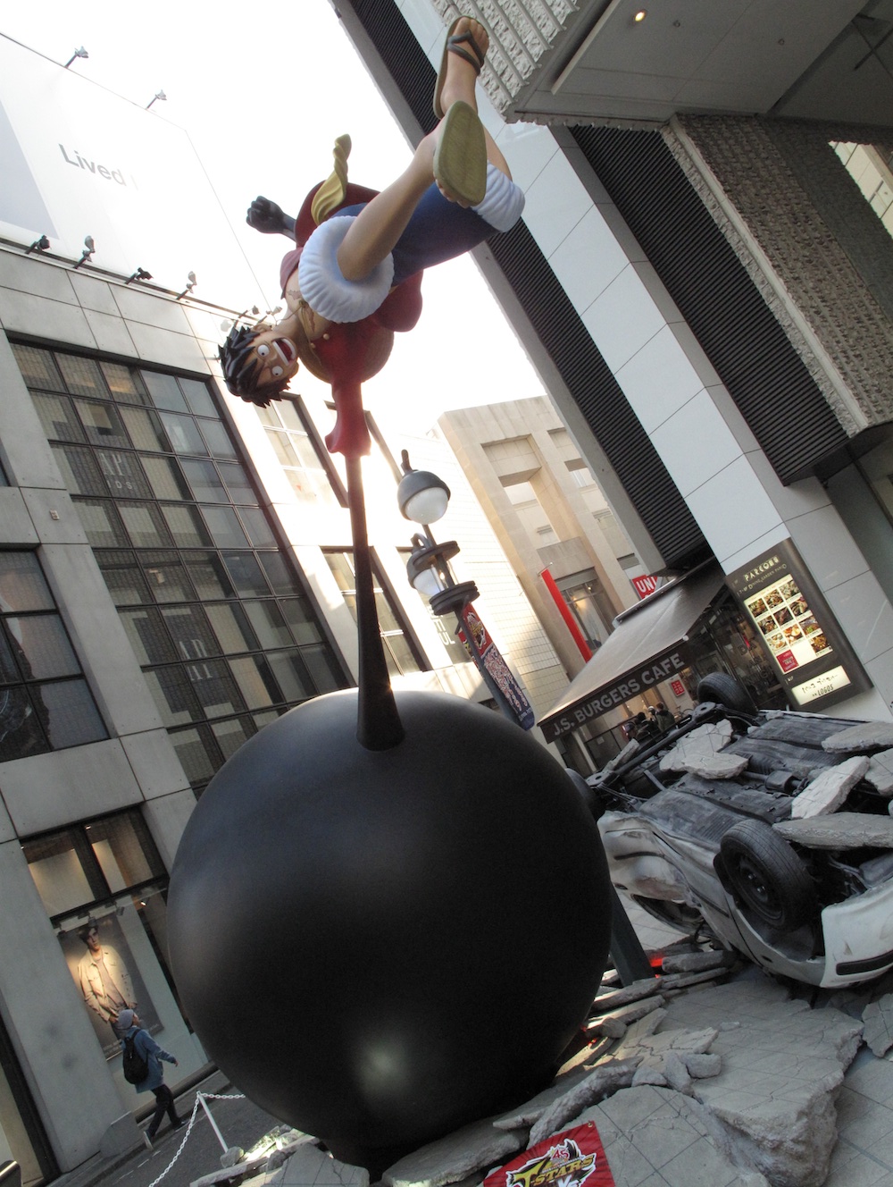 See lifesize Dragon Ball & One Piece statues fight & turn Tokyo street