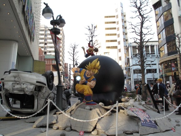 See Life-Size Dragon Ball & One Piece Statues Fight & Turn Tokyo Street Into Rubble4