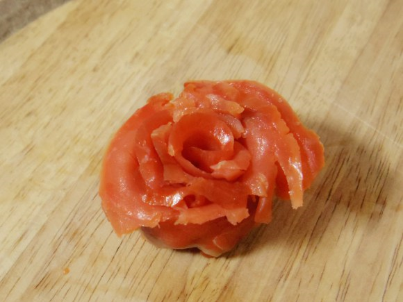 How-to: Easy-to-make Capriccio rolls look like roses, make you look like a master chef