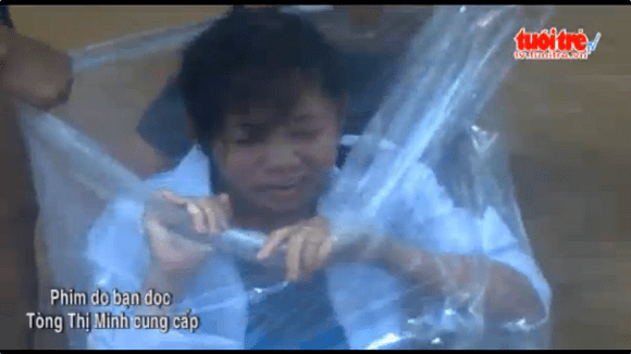 River overflowing? Got to get to school? Don’t forget your plastic bag! 【Video】