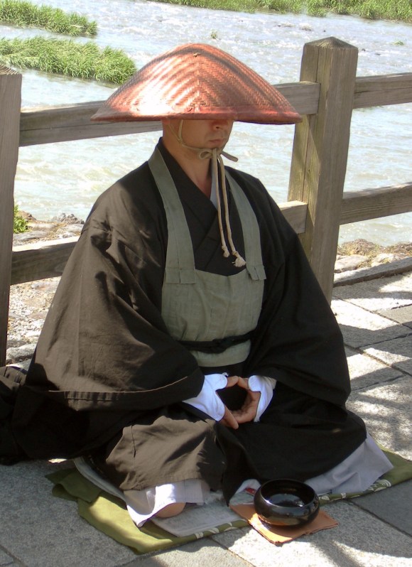Japanese_buddhist_monk_by_Arashiyama_cut