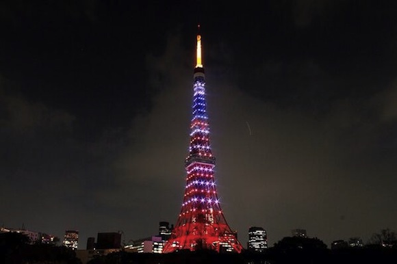Tokyo Tower lights up beautifully in Star-Spangled Banner style for President Obama