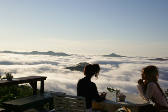 girls sitting with coffee above clouds, Hoshino Resorts Tomamu