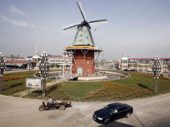 http-::static6.businessinsider.com:image:520c0c266bb3f7b814000023-1200:holland-and-holland-village-with-its-own-windmill.jpg9