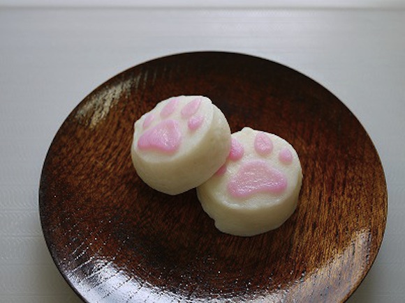 Soft and tasty cat paws win our hearts — no, they’re not marshmallows, they’re fishcakes!