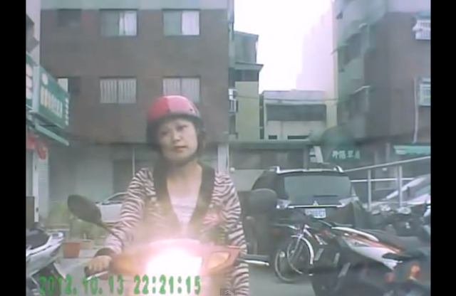 Scooter girl becomes internet sensation with her ballsy driving, epic stink-eye 【Video】