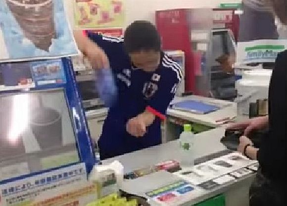 Ultra-enthusiastic Japanese Family Mart employee is the height of customer service