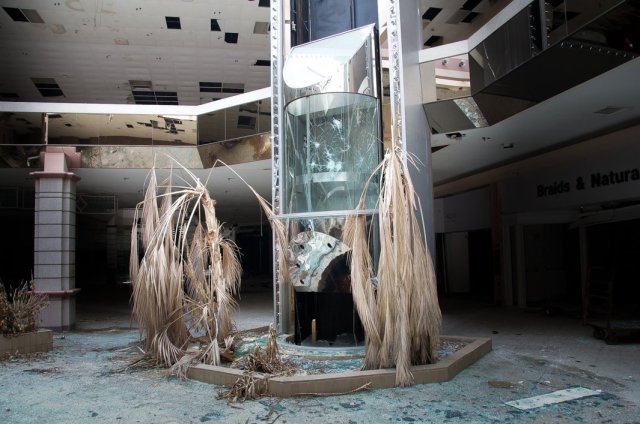21 hauntingly beautiful photos of deserted shopping malls