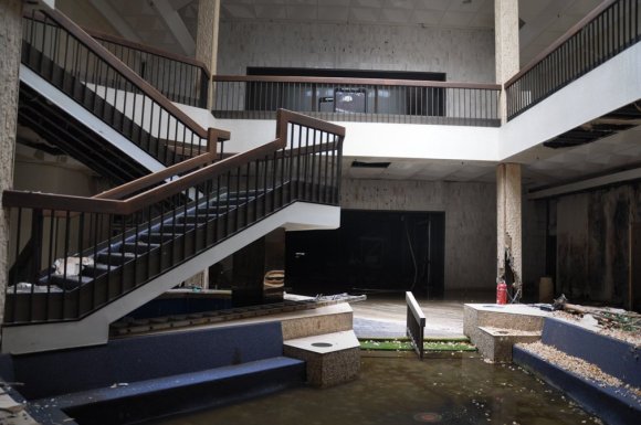 21 hauntingly beautiful photos of deserted shopping malls10