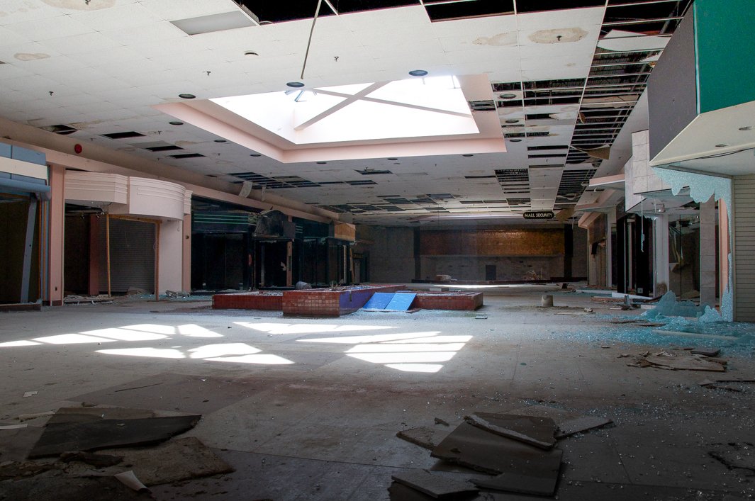 21 Hauntingly Beautiful Photos Of Deserted Shopping Malls Soranews24