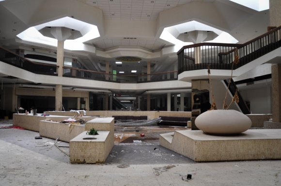 21 hauntingly beautiful photos of deserted shopping malls17