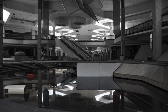 21 hauntingly beautiful photos of deserted shopping malls21