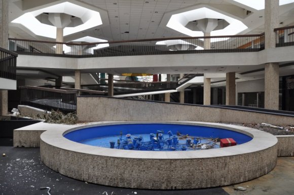 21 hauntingly beautiful photos of deserted shopping malls22