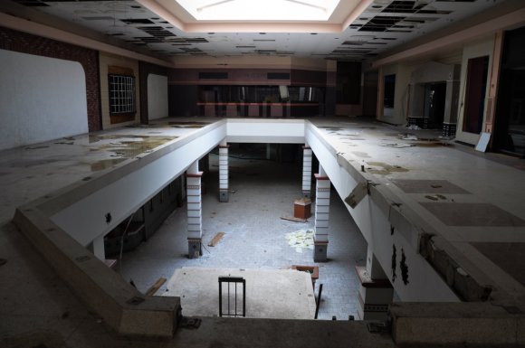 21 hauntingly beautiful photos of deserted shopping malls7