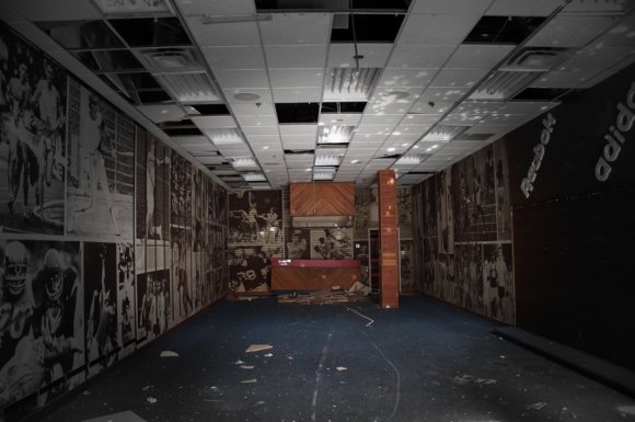 21 hauntingly beautiful photos of deserted shopping malls8