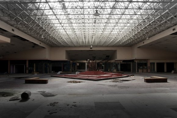 21 hauntingly beautiful photos of deserted shopping malls9