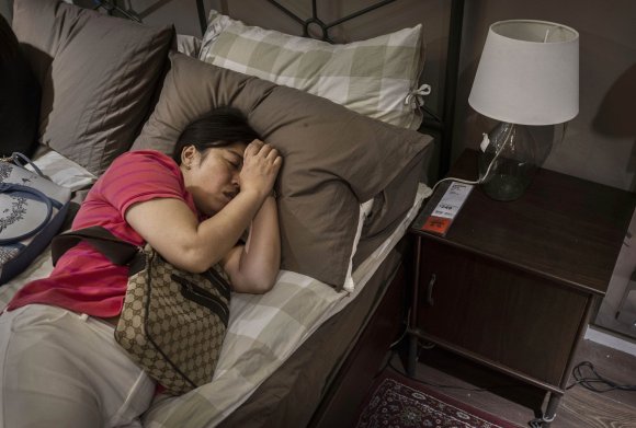Bizarre photos of Chinese shoppers napping at Ikea2