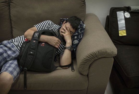 Bizarre photos of Chinese shoppers napping at Ikea5