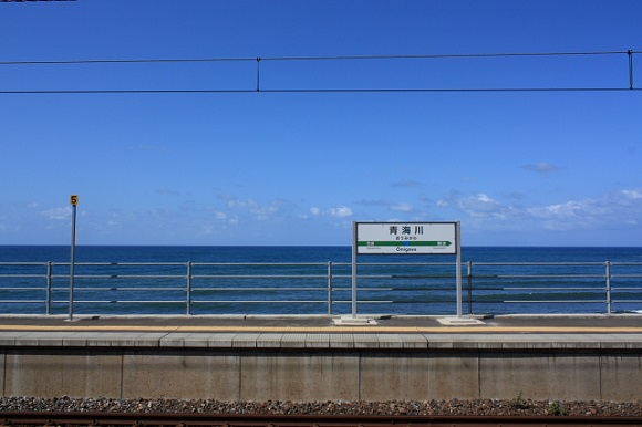 12 beautiful Japanese train stations by the sea
