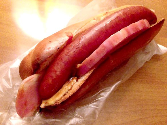Kobe’s not just for beef, as this awesome street stall hot dog with ham and bacon taught us