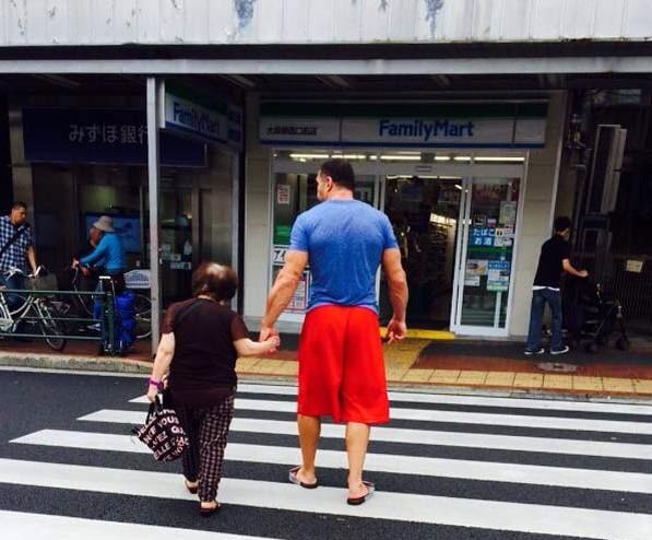 Jerome Le Banner Walks Old Lady Across The Street Even Though It Would Ve Been Easier To Toss Her Soranews24 Japan News
