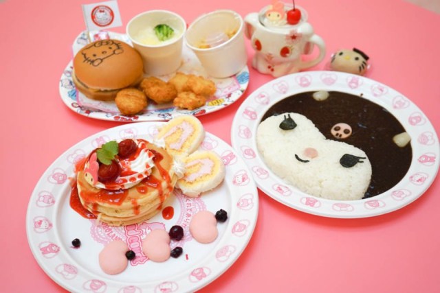 We visit the Hello Kitty theme park to eat an adorable Sanrio meal