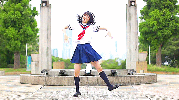 Sailor-suited fan’s crazy anime dance gives us a double dose of cuteness and energy 【Video】