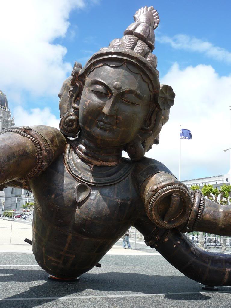 Japanese internet user's amusing interpretation of a sculpture in