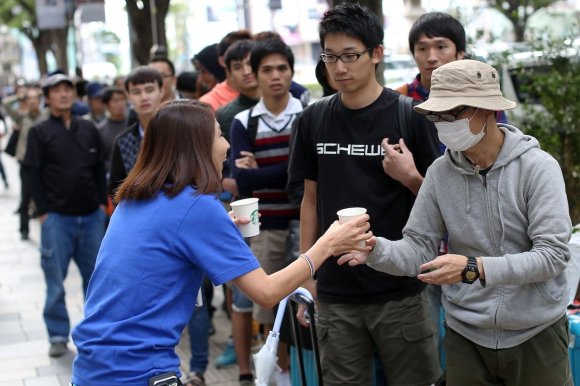apple-employees-handed-out-coffee-to-customers-on-this-line-in-japan