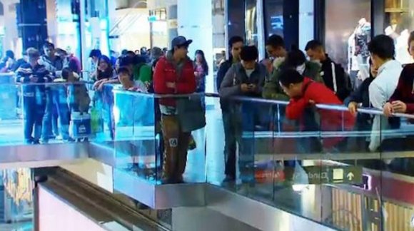 at-the-eaton-centre-apple-fans-lined-the-mezzanines-too