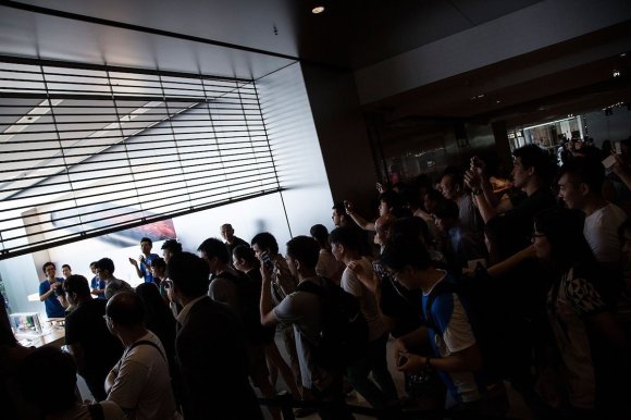customers-in-hong-kong-rushed-in-as-soon-as-the-gates-opened