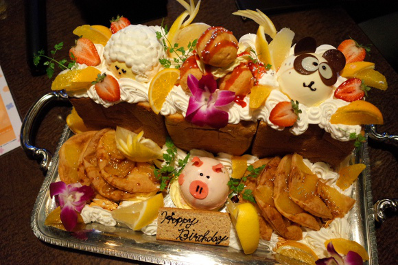 We ride the Honey Toast Train to a paradise of massive, decadent ...