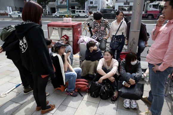 iphone-shoppers-sat-in-line-waiting-for-hours-in-tokyo