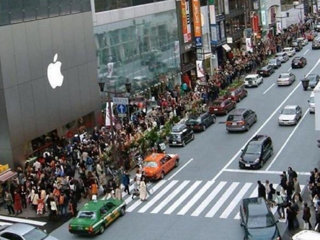 Insane lines for the iPhone 6 from around the world
