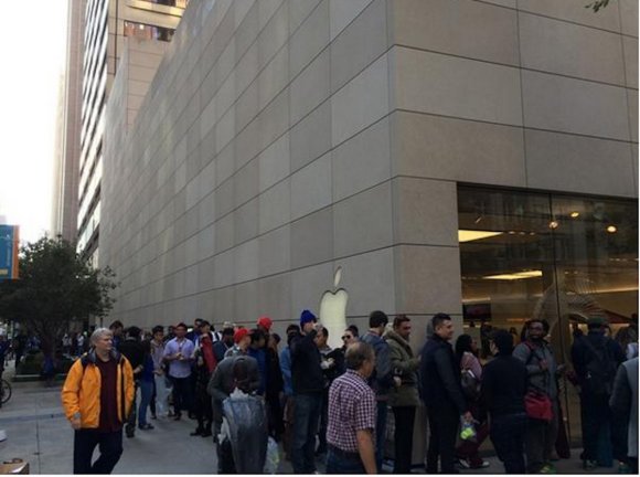 lines-wrapped-around-the-block-at-this-apple-store-in-chicago