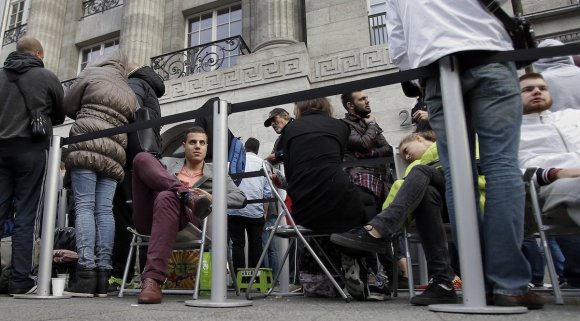 people-in-berlin-expected-to-wait-for-a-long-time-so-they-brought-chairs