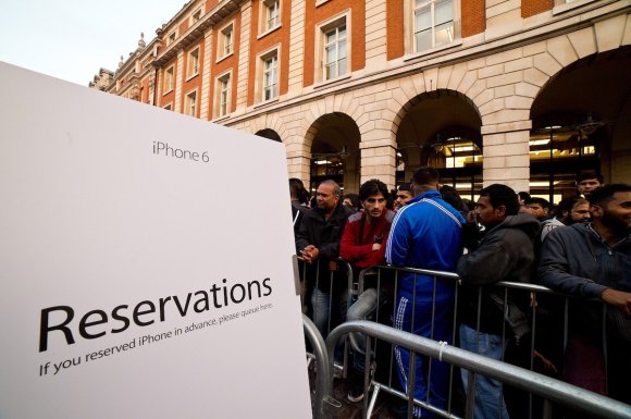 those-in-london-who-reserved-an-iphone-ahead-of-time-waiting-in-a-separate-line