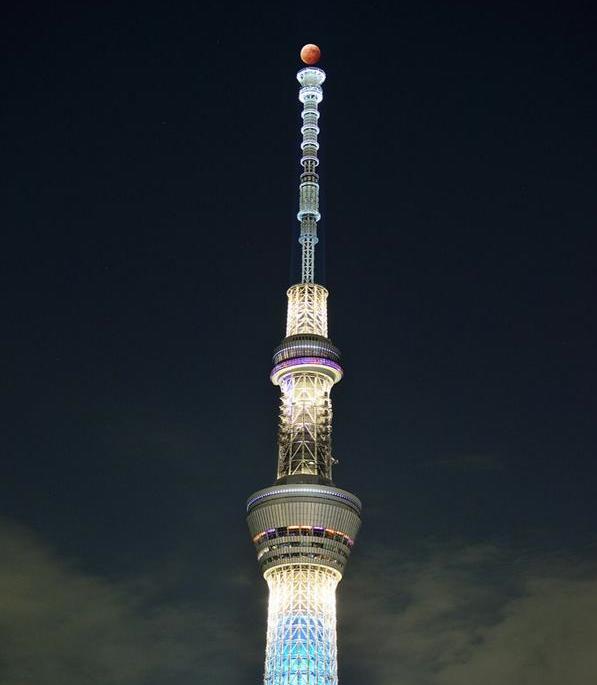 Tokyo Skytree gets some extra decoration thanks to the Blood Moon Eclipse【Photos】