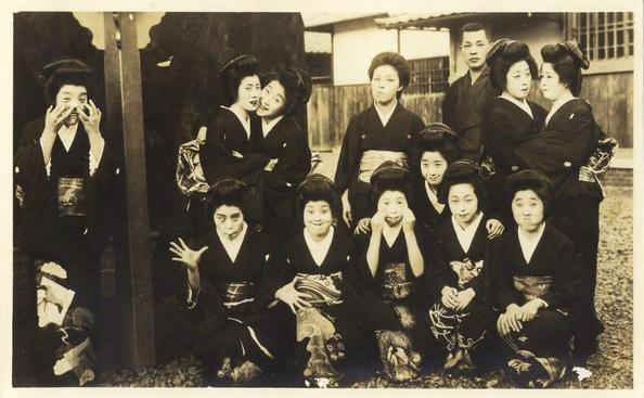 Funny old-timey Japanese photo is a blast (of silly faces) from the
past