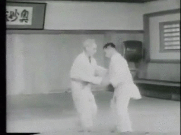 Beautiful old footage shows “God of Judo” Kyuzo Mifune gracefully defeat young challengers【Video】