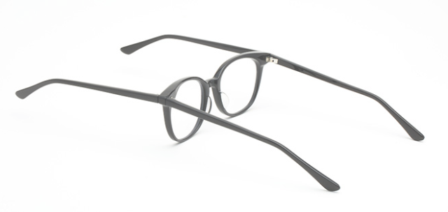 New “kiss eyeglasses” can be worn by two smooch-loving people at once