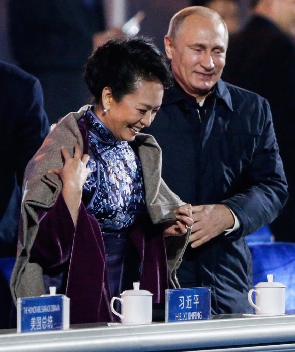 Chinese media tried to censor this moment between Putin and China's first lady