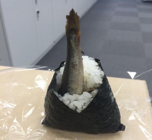 Shinagawa Station sells unappetizing fish butt onigiri, netizens nauseated