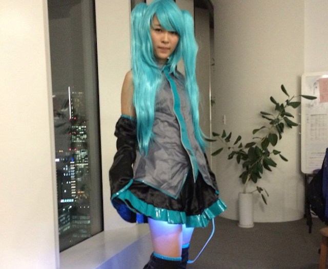 Glowing skirt lets you cosplay Hatsune Miku, show off your sexy thighs
