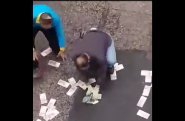 It’s a Christmas Miracle in Hong Kong! 15 million HK dollars scattered around the city【Video】