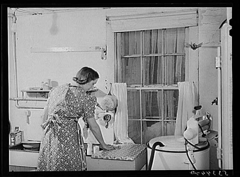 New_England_Housewife_in_the_Kitchen